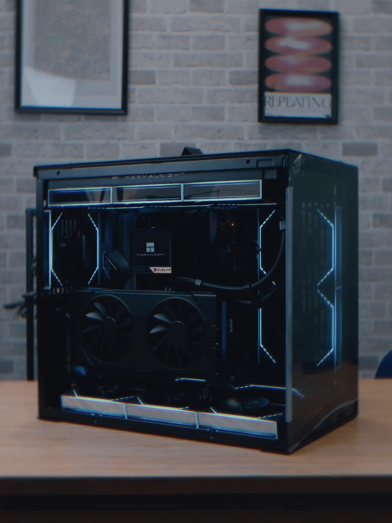 Assemblare un PC non è solo "incastrare pezzi", è saper leggere l'hardware e prevedere gli imprevisti. Oggi la sfida era tosta: Ryzen 7 7800X3D e RX 9060 XT dentro un Lian Li O11 Mini V2. Il problema? Un layout "maledetto". Lo slot PCIe della Gigabyte B850 Eagle è posizionato così in alto che la GPU non riusciva a starci fisicamente nel Case. Installazione standard? Fisicamente impossibile. Dopo aver scartato un riser cable difettoso, abbiamo installato un cavo Phanteks. Risultato? Build salva, estetica verticale pazzesca e sicurezza totale. 💎✨ #PCBuild