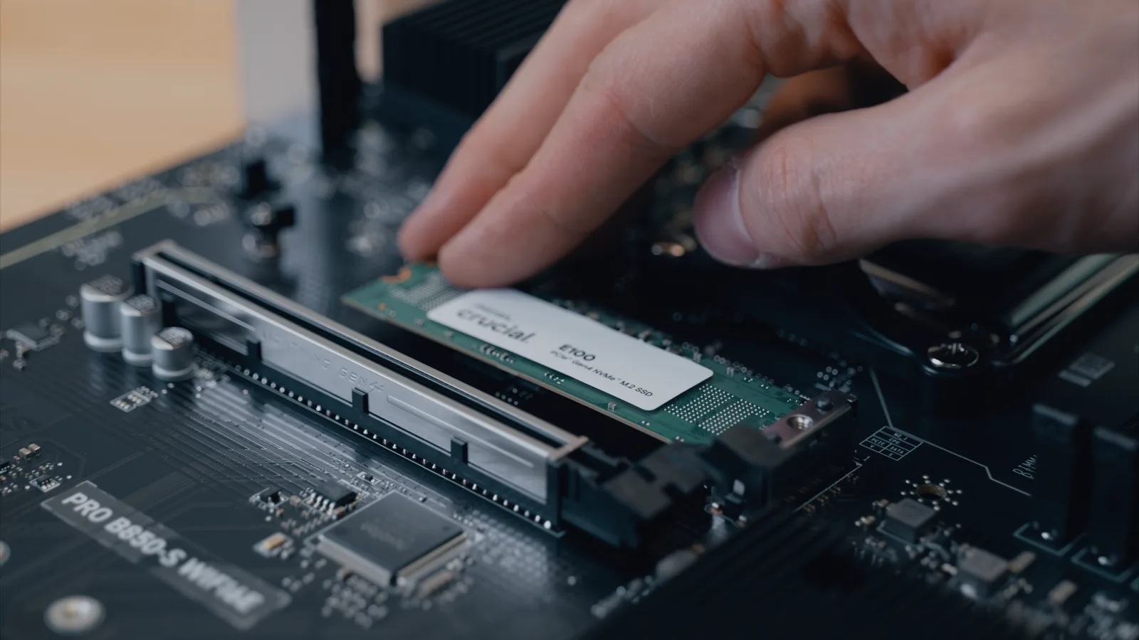 Inserimento di un SSD NVMe M.2 nello slot della scheda madre