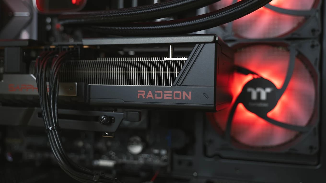 Dettaglio di una build da streaming: scheda video Radeon e ventole a illuminazione rossa